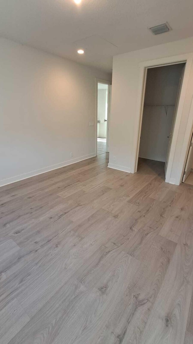 Building Photo - 9346 Crestview Cir