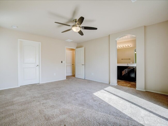 Building Photo - 3 Bedroom 2.5 Bath   $200.00 OFF FIRST FULL MONTHS RENT