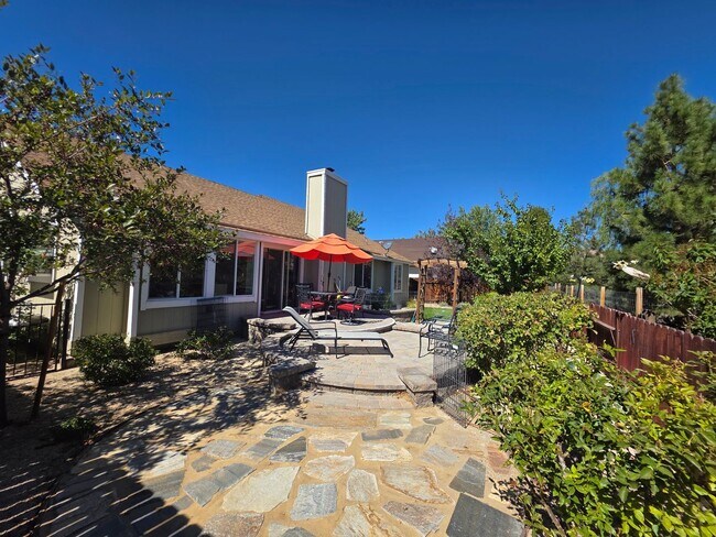 Building Photo - Northwest 4 bedroom, 2 bath with AMAZING Views