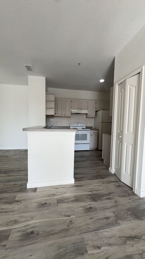Building Photo - Beautifully Renovated 4 Bed / 2 Bath Condo in Visconti West Condominium- Water View