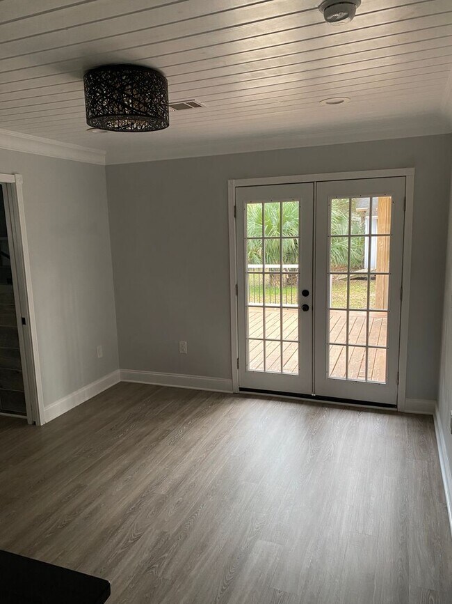Building Photo - Beautifully renovated home!