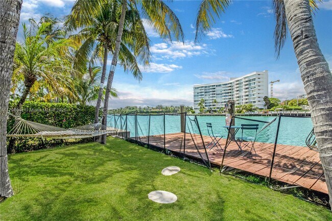 Building Photo - 9300 Bay Dr