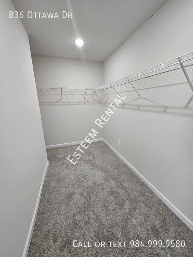 Building Photo - 836 Ottawa Dr