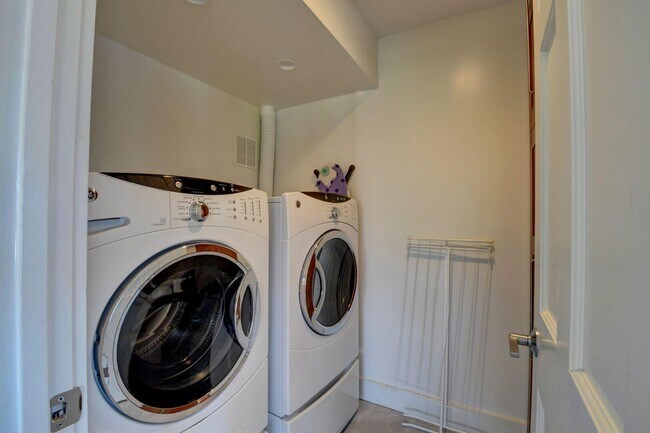 Building Photo - 1121 Bel Air Dr