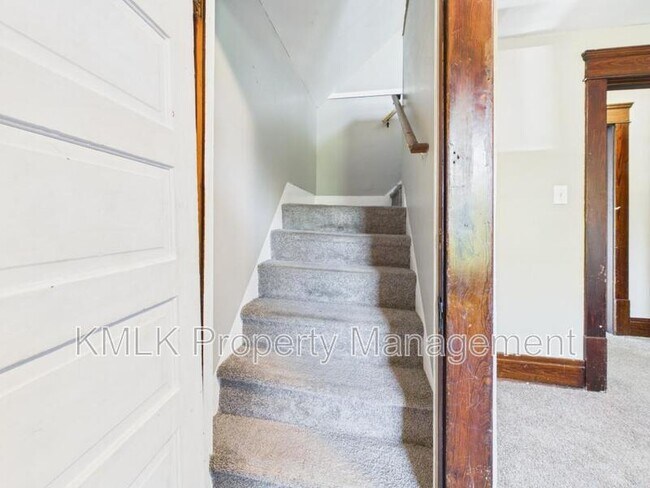 Building Photo - 701 Kling St