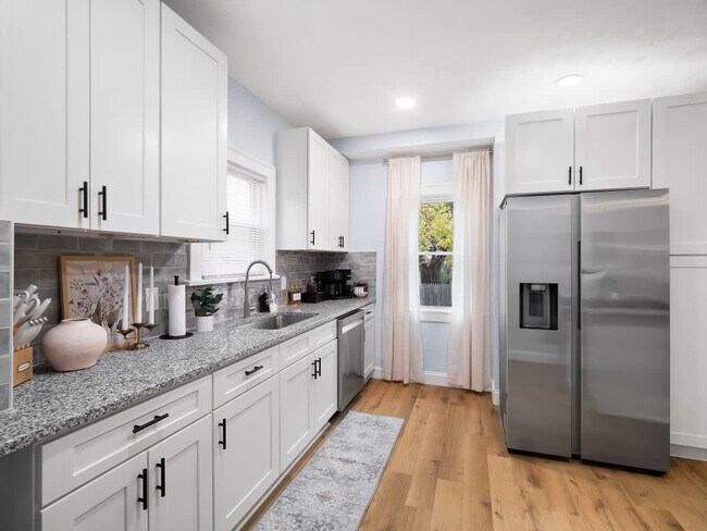 Building Photo - 2010 Chesterland Ave