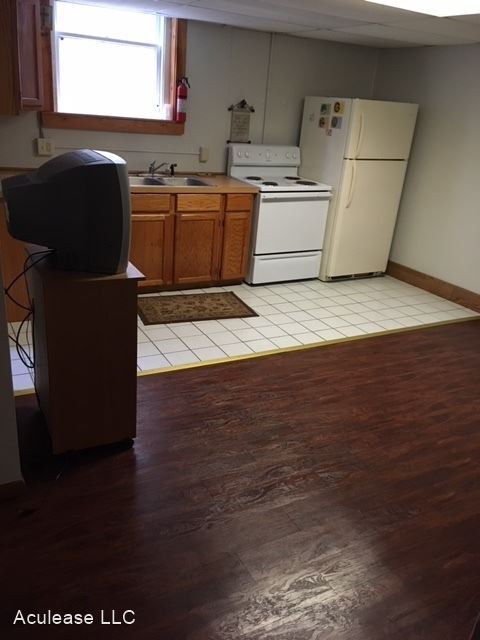 Building Photo - 300 Main St