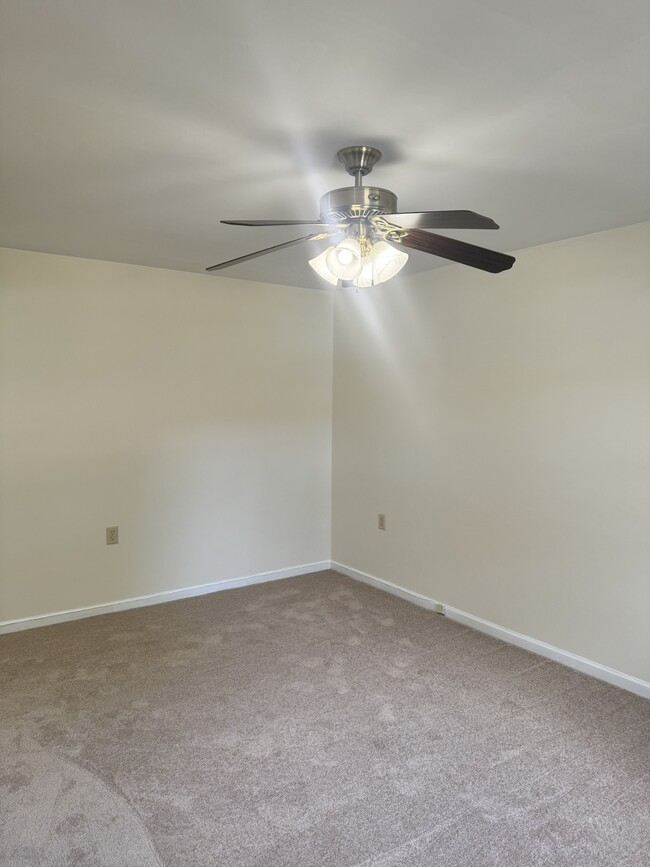 Building Photo - 369 Deer Lake Dr
