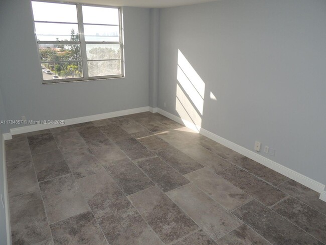 Building Photo - 1455 N Treasure Dr