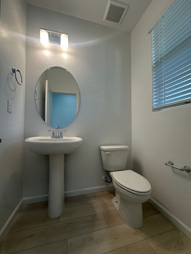 Building Photo - Newly built Woodside home located in Huckl...