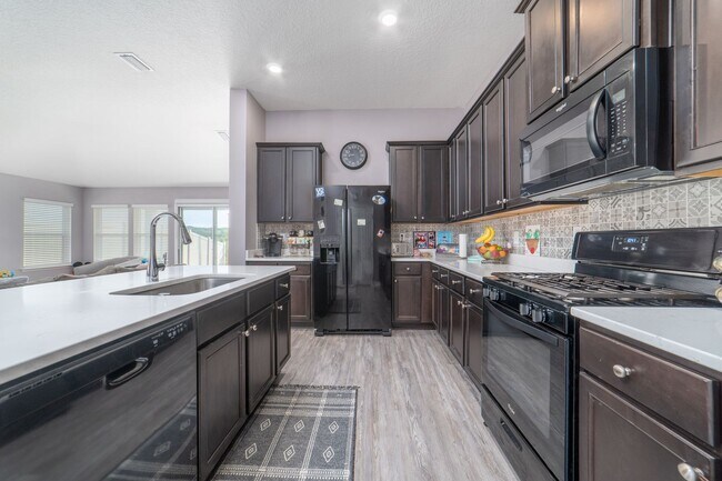 Building Photo - Welcome to Williamstown