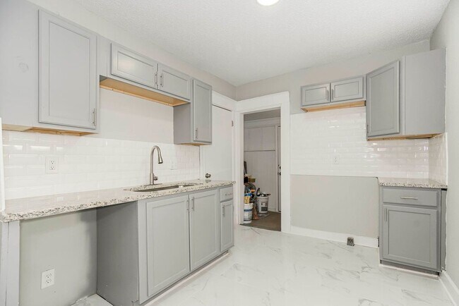 Building Photo - Spacious 5-Bedroom Home with 2 Full Bathro...