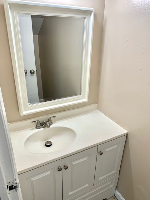 Building Photo - Great 2 bed, 1.5 Bath Condo with Garage in...