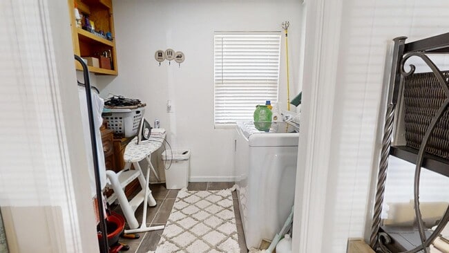 Building Photo - 1202 Sunshine Dr