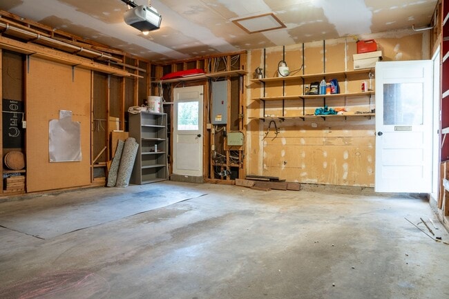 Building Photo - Spacious 6 bedroom home with 3 non conform...