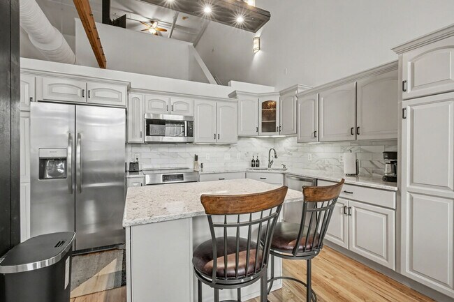 Building Photo - 1555 California St