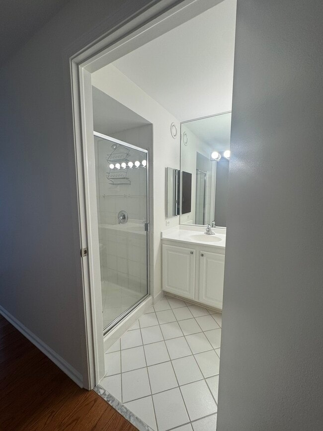 Building Photo - 345 N La Salle Dr