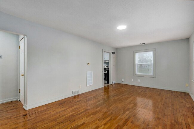 Building Photo - Charming 2 Bed | 1 Bath Home with Updated Interior