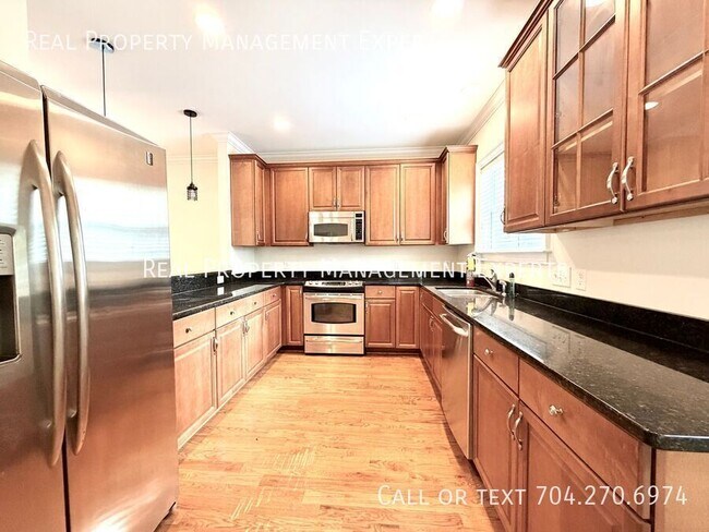 Building Photo - 319 Woodvale Pl