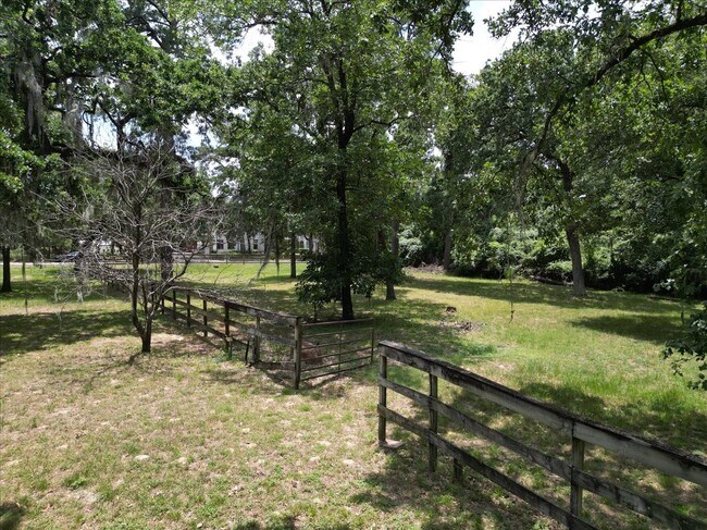 Building Photo - 9502 Rolling Oaks