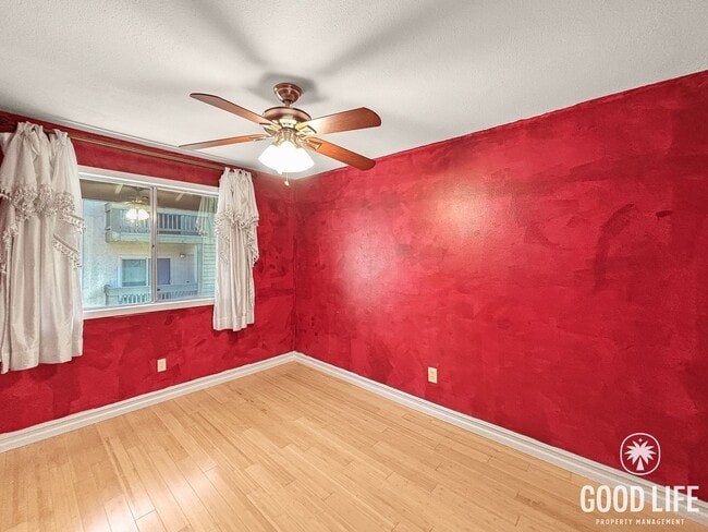 Building Photo - Spacious 3B/2.5BA Multi-Level Home in Redwood Village with Attached Garage, Private Patio & Commu...