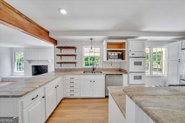 Building Photo - 215 Brookwood Dr