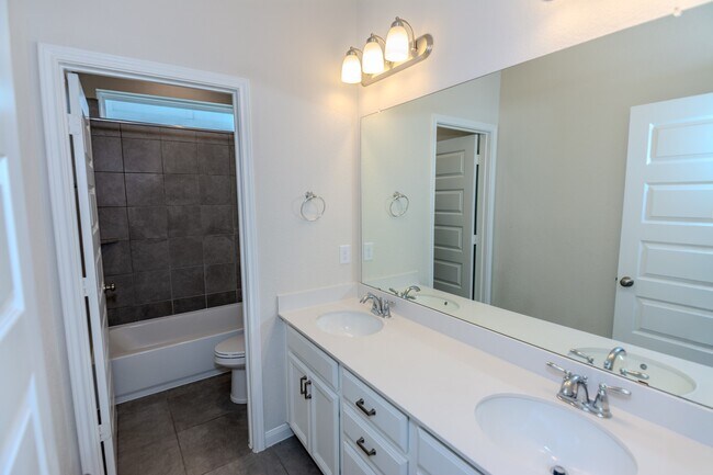 Building Photo - 4120 Split Ivy Dr