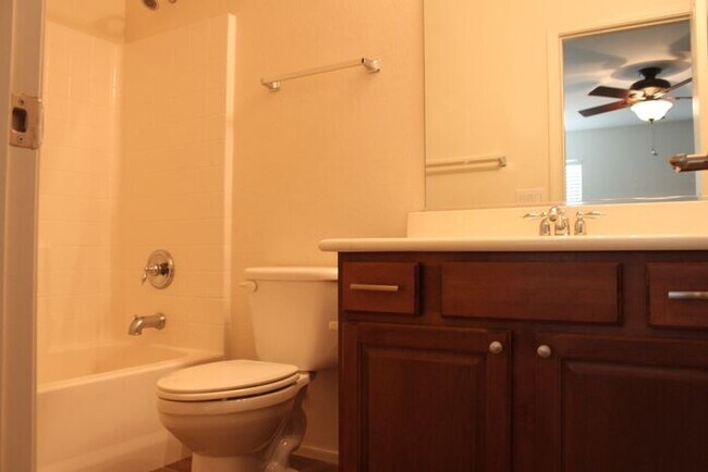 Building Photo - Beautiful 4 Bedroom in Lyons Gate!