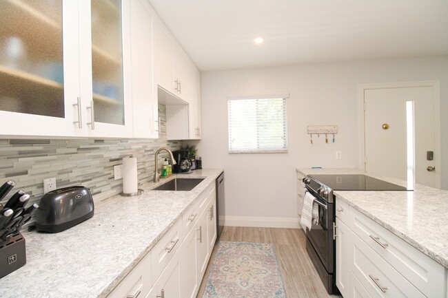 Building Photo - ** STUNNING REMODELED 2/2 CONDO IN THE ELE...