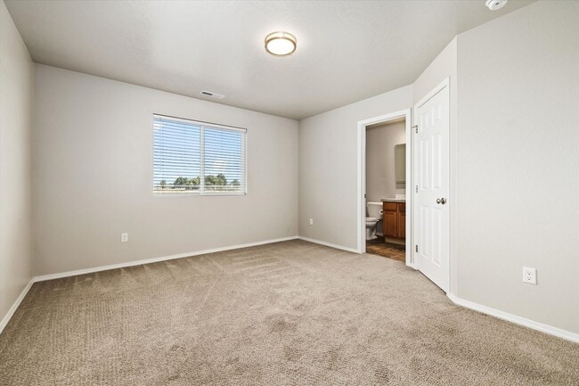 Building Photo - 4 Bedrooms Plus Bonus Room _ Dog Friendly!!
