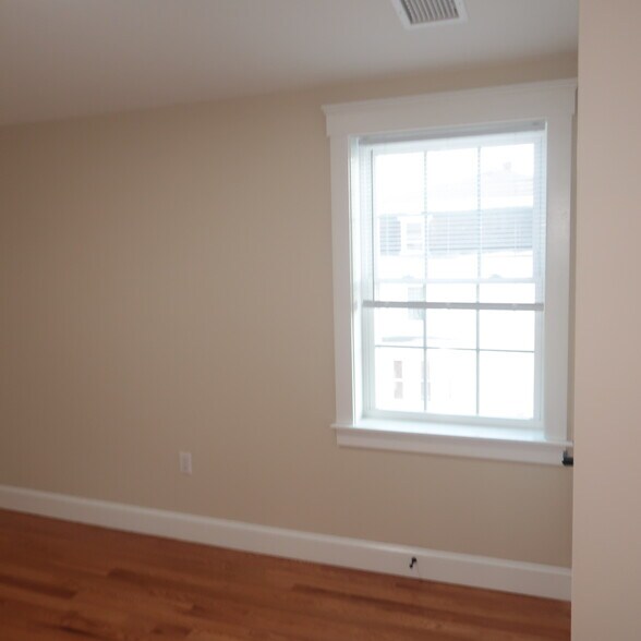 Building Photo - 32 Newhall St