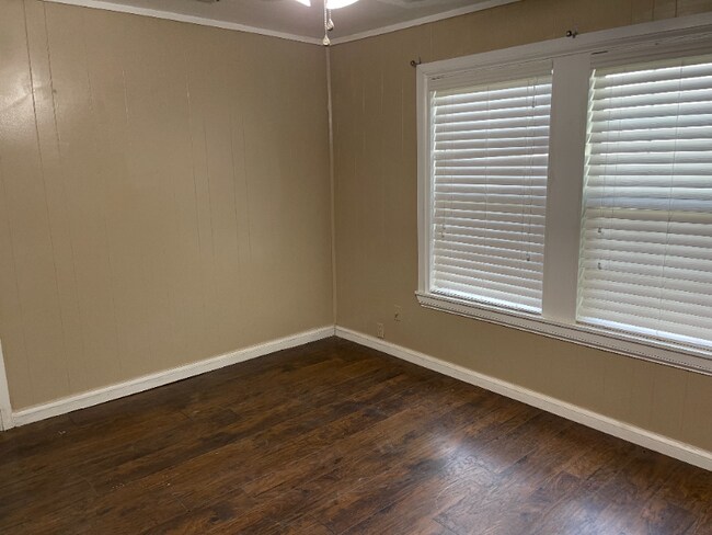 Building Photo - 1811 Bolivar St