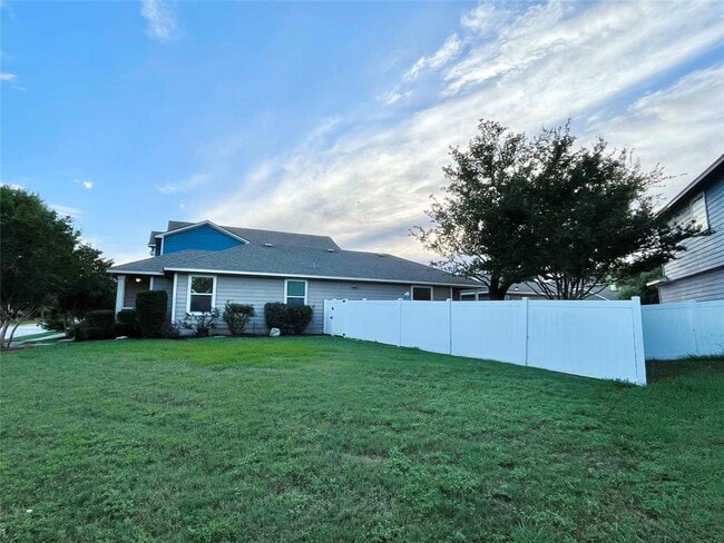 Building Photo - 807 Alamo Plaza Dr
