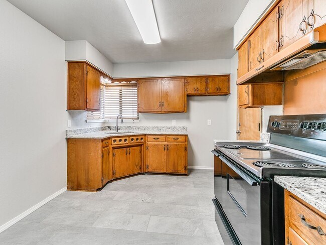 Building Photo - 721 E Bouse Dr