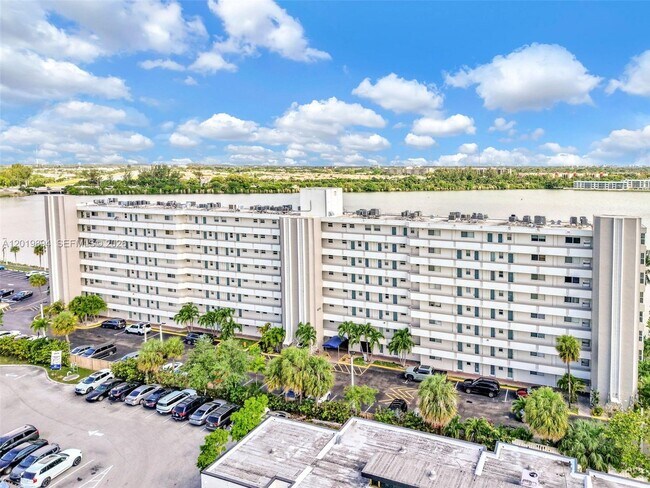 Building Photo - 1075 NE Miami Gardens Dr
