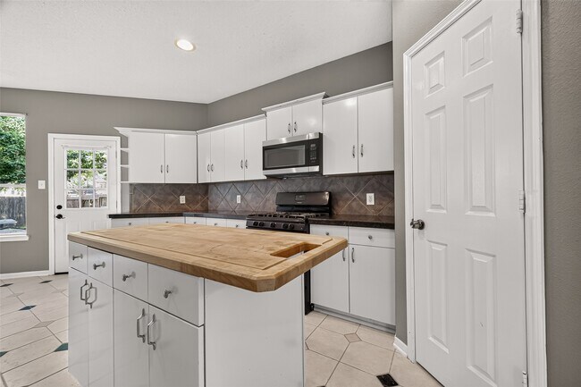 Building Photo - 14402 Barker Pelican Ct