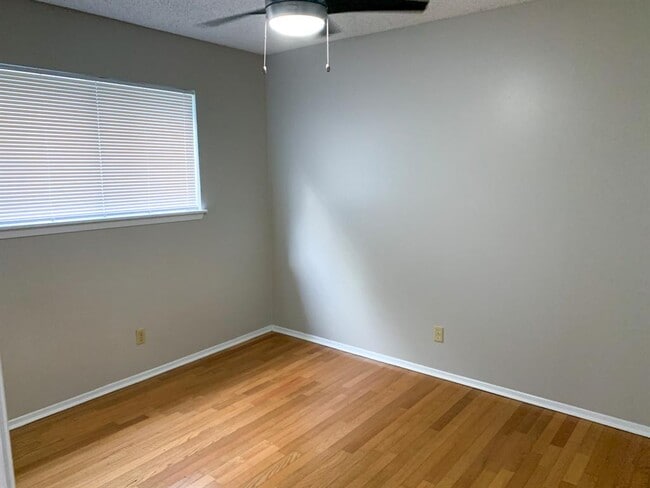 Building Photo - 9222 Meadow Vale