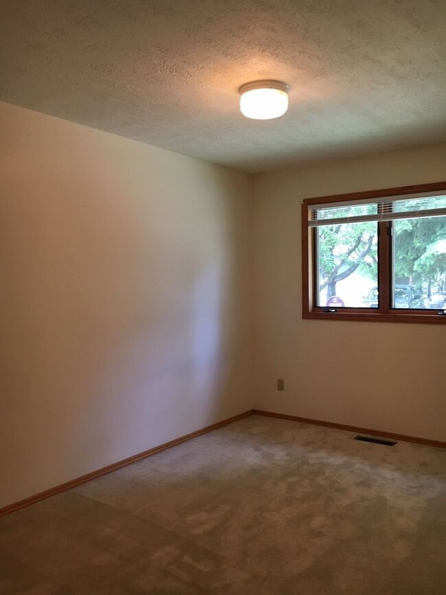 Building Photo - 2 Bedroom, 1 Bathroom Townhouse-Walking distance to MSU Campus