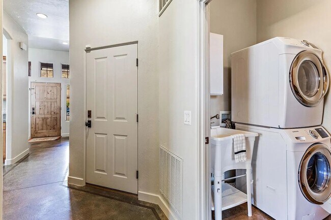 Building Photo - 3 bed 2 bath home!