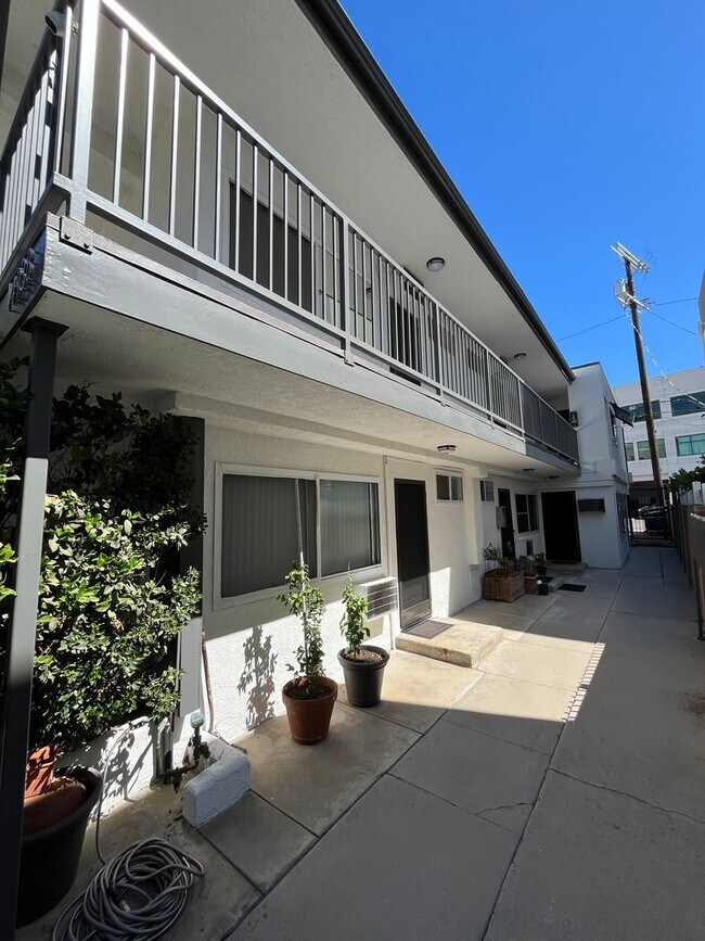 Building Photo - MOORPARK (14938) APT