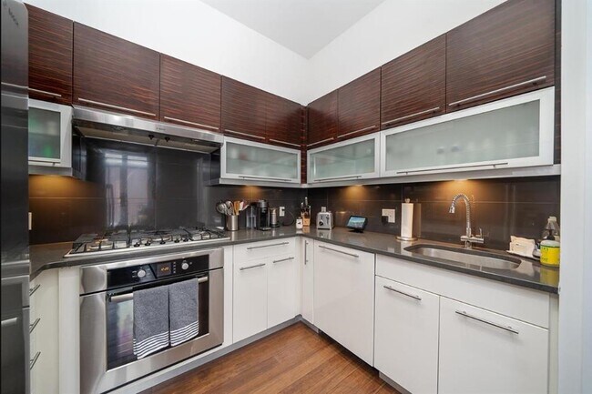 Building Photo - 650 Montgomery St