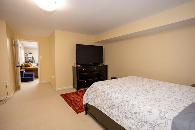 Building Photo - Rare Opportunity in Potomac Crossing!