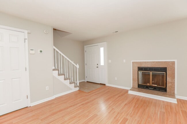 Building Photo - Charming Townhouse in Virginia Beach