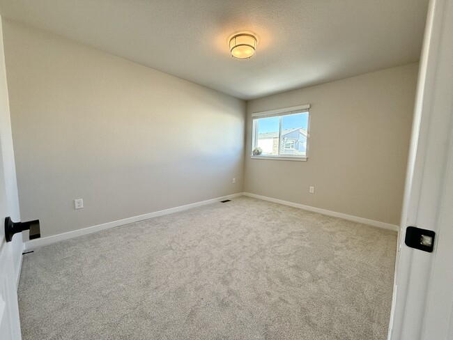 Spacious Bedroom: A cozy yet well-proportioned room with ample space for relaxation and rest. - 6125 Lantana Light Vw