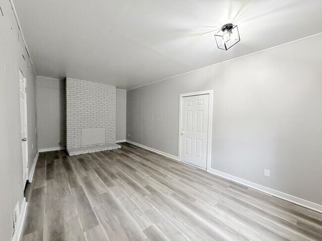 Building Photo - 3342 Elm St