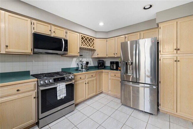 Building Photo - 42 Rollingwood Dr