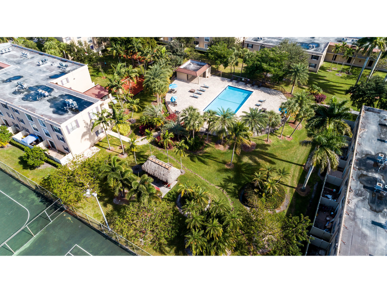 Aerial View of Community Grounds | Sunset Palms | Apartments For Rent in Hollywood FL - Sunset Palms Apartments