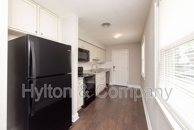 Building Photo - 220 W 31st St