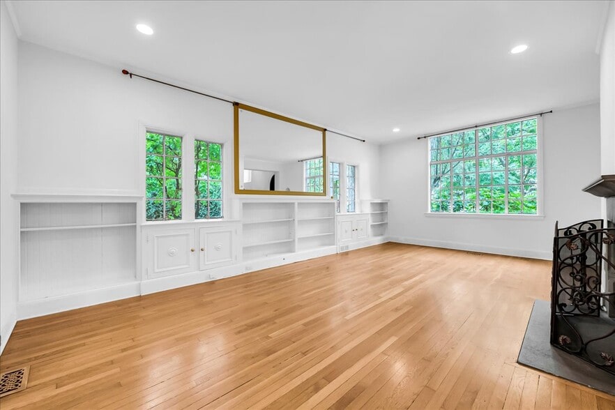 Building Photo - 455 Linden Rd