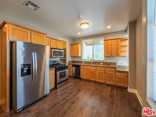 Building Photo - 5237 Willowcrest Ave